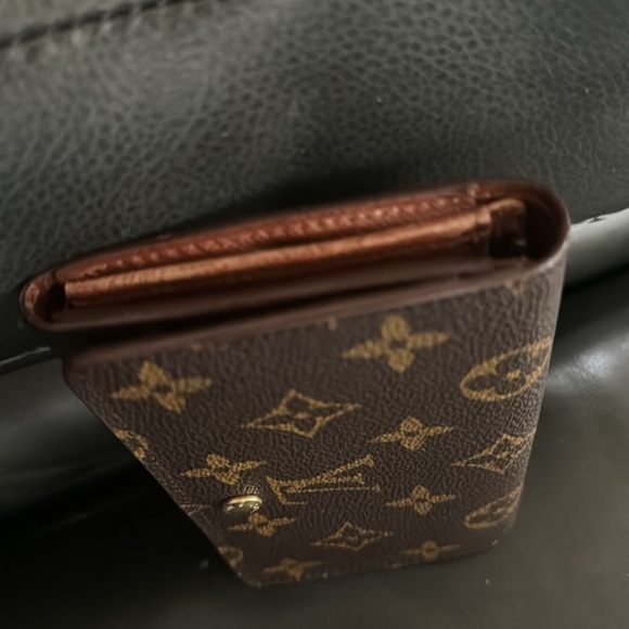 Authentic Louis Vuitton short monogram wallet, with zipper interior.  Unisex - Picture 9 of 9